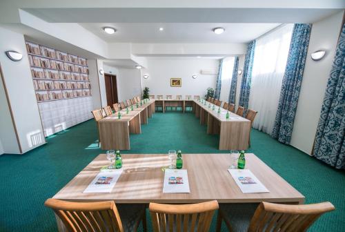 Oxford Hotel & Conference Center - image 2