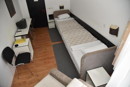 2 twin beds