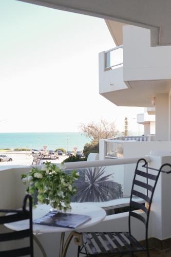 Spacious, ocean-front, pied-à-terre with stunning views &opposite cafes – khách sạn tại Cottesloe