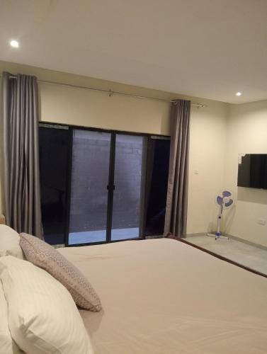 Cute studio apartment with solar backup, Swimming Pool & Wi-Fi