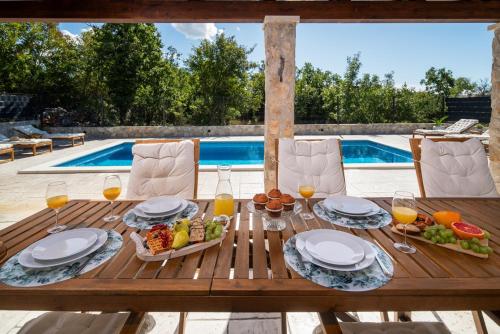 Peldbaseins, Villa Admiral Your Idyllic Retreat in rural area of Trogir hinterland in Blizna Gornja