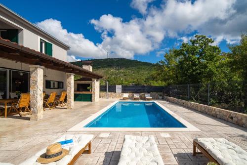 Peldbaseins, Villa Admiral Your Idyllic Retreat in rural area of Trogir hinterland in Blizna Gornja