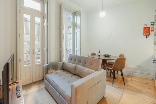 Cozy Flat with Terrace by Hosty, Porto