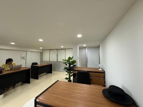 Sukhumvit 48 hostel 6 rooms with fast WiFi smartTV - image 8