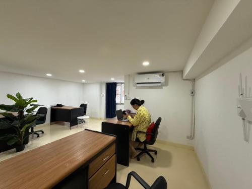 Sukhumvit 48 hostel 6 rooms with fast WiFi smartTV - image 11