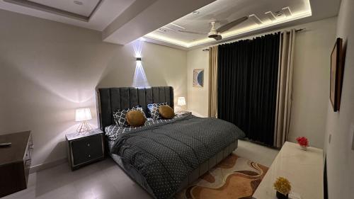 Luxury 1BHK Apartment with Eiffel View Bahria - image 6