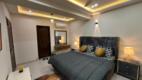 Luxury 1BHK Apartment with Eiffel View Bahria - image 7