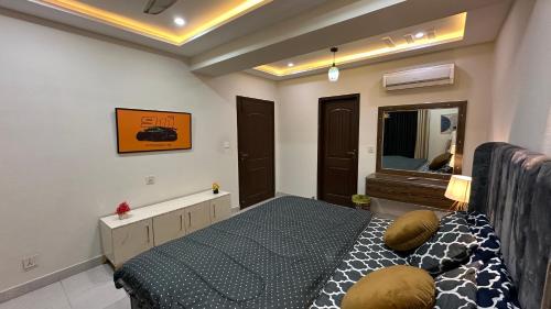 Luxury 1BHK Apartment with Eiffel View Bahria - image 12