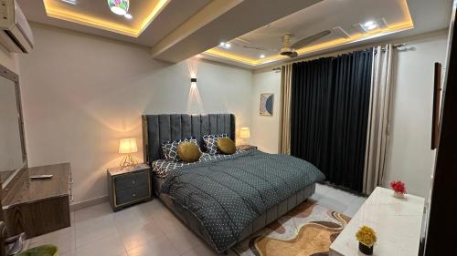 Luxury 1BHK Apartment with Eiffel View Bahria - image 10