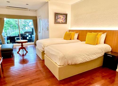 room detail thumbnail 1