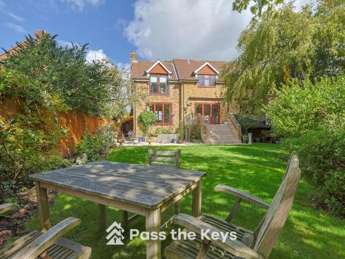 Pass the Keys Spacious Family Home - With Parking Garden gîte à louer Maidenhead Railway Station