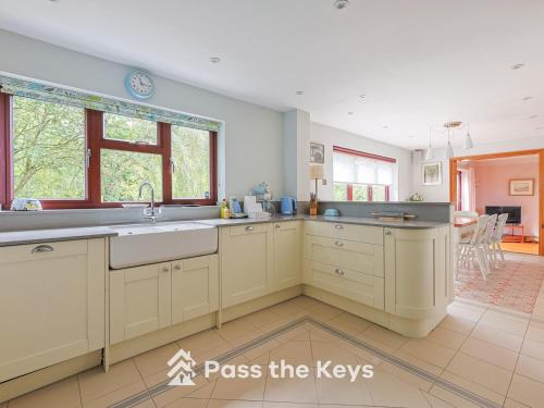 Létesítmények, Pass the Keys Spacious Family Home - With Parking Garden in Maidenhead