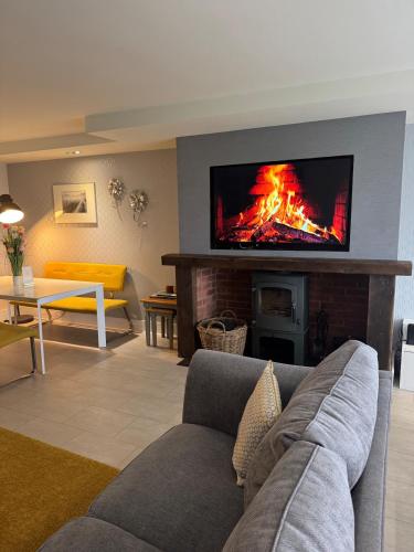 5 Bed House -Sleeps 10- Hot Tub - Garden - Parking, Edinburgh (photo 9)