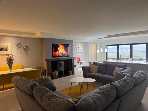 5 Bed House -Sleeps 10- Hot Tub - Garden - Parking, Edinburgh (photo 10)