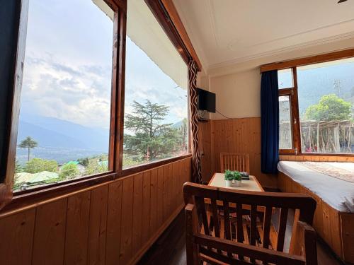 View, Hotel Moon Blaze " Near Mall Road " Bonfire ! Open Terrace ! Personal Parking in Manali