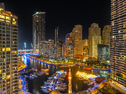 Centric Flat w Marina View, Ideal Beach Stay Big Terrace Sleep 9, Dubaï