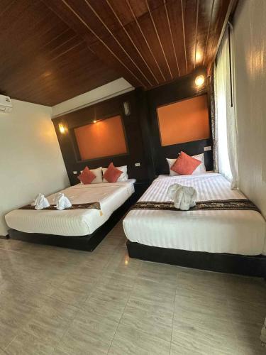 1 king bed, 1 twin bed