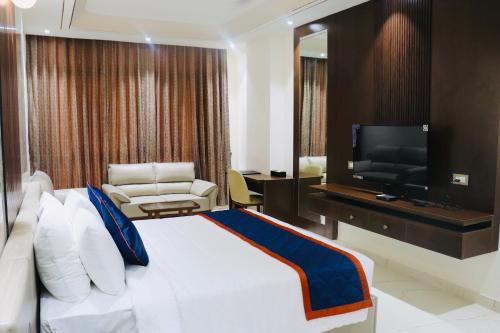 Myspace Hotel JMR in Chitradurga