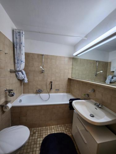 Zimmer mit Küchenzeile in einer abgelegenen ehemaligen Hotelanlage, Vohenstrauß (Foto 10)