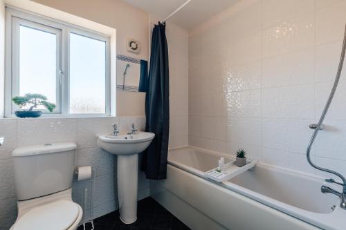 Modern & stylish 4 bed home with garden, Peterborough (zdjęcie 9)