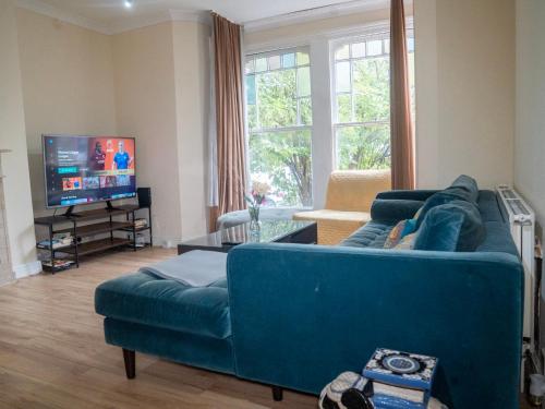 3 bed Apartment London with Balcony & Workspace, Londyn