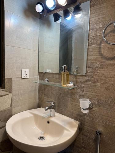 The Grey Inn - Modern 3 Bedroom Apartment - image 5