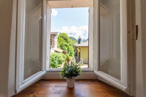 Rustic apartment in the heart of the Val d'Intelvi in 聖費德勒因特爾維