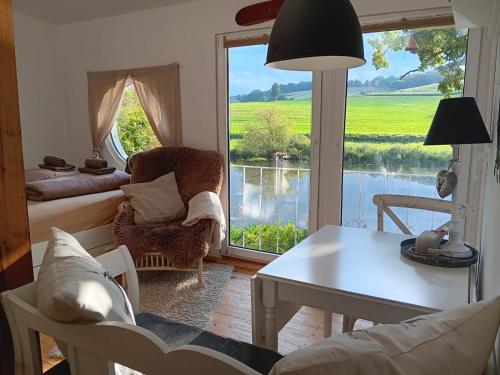 Chalet am Flussufer in der Natur mit Kaminofen