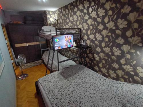 APARTAMENT VENGE -CAŁE MIESZKANIE 46m2 NA WYŁĄCZNOŚĆ - Z JEDNĄ SYPIALNIĄ I JEDNYM SYPIALNO-SALONEM -3 PIĘTRO BEZ WINDY- REZERWACJA BEZ KARTY KREDYTOWEJ-KLIMATYZACJA-KINO DOMOWE-PROJEKTOR-100-NETFLIX-BEZPŁATNY PARKING PUBLICZNY NA MONITOROWANYM PODWÓRZU, Breslau (Foto 5)