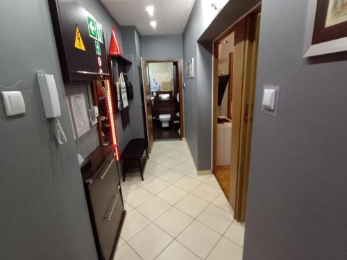 APARTAMENT VENGE -CAŁE MIESZKANIE 46m2 NA WYŁĄCZNOŚĆ - Z JEDNĄ SYPIALNIĄ I JEDNYM SYPIALNO-SALONEM -3 PIĘTRO BEZ WINDY- REZERWACJA BEZ KARTY KREDYTOWEJ-KLIMATYZACJA-KINO DOMOWE-PROJEKTOR-100-NETFLIX-BEZPŁATNY PARKING PUBLICZNY NA MONITOROWANYM PODWÓRZU, Breslau (Foto 7)