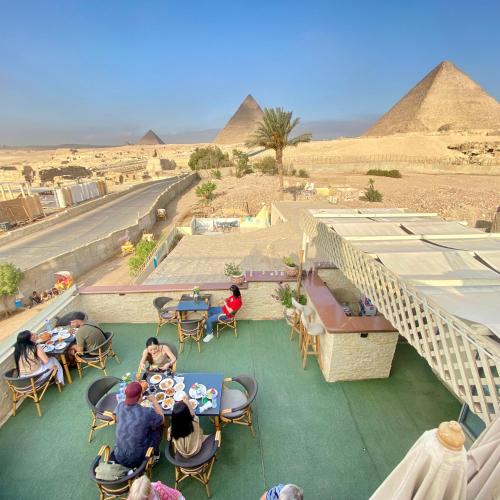 Dotări, Seven Pyramids view inn in Giza