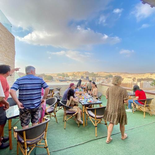 Dotări, Seven Pyramids view inn in Giza
