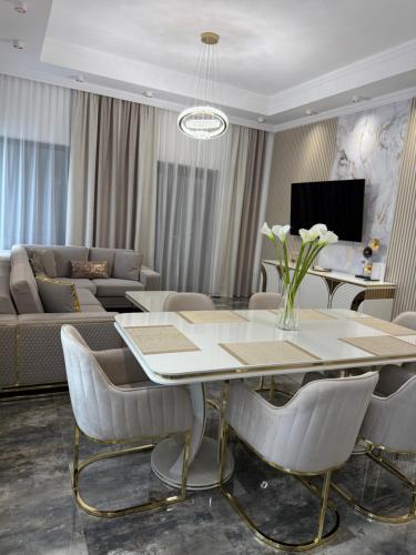 Galactic&Ludmila Suite SPA - Hotel - Braşov