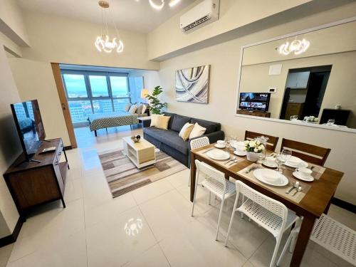 Upscale 2BR in Uptown Parksuites with Free Parking, Manila