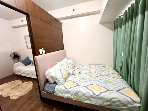Skyline Serenity Designer 1BR with Balcony at Air, Manila