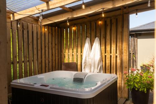 Hot tub, Doolin Inn in Ballyvara