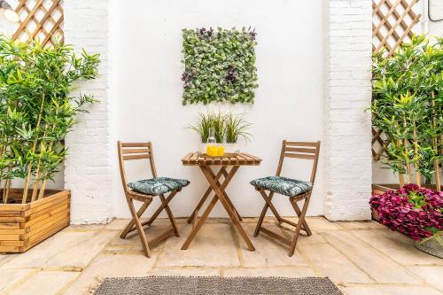 The Secret KENSINGTON Garden Mews-2 Bedroom FULL HOUSE-2 Train Lines- SPACIOUS-Kings Road- Harrods -Chelsea Stadium-PRIVATE small patio, London (photo 5)