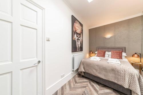 The Secret KENSINGTON Garden Mews-2 Bedroom FULL HOUSE-2 Train Lines- SPACIOUS-Kings Road- Harrods -Chelsea Stadium-PRIVATE small patio, London (photo 3)
