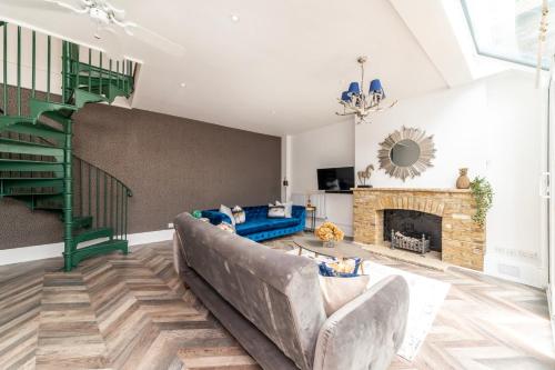 The Secret KENSINGTON Garden Mews-2 Bedroom FULL HOUSE-2 Train Lines- SPACIOUS-Kings Road- Harrods -Chelsea Stadium-PRIVATE small patio, London (photo 6)