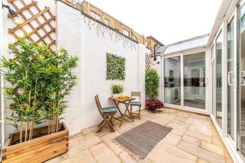 The Secret KENSINGTON Garden Mews-2 Bedroom FULL HOUSE-2 Train Lines- SPACIOUS-Kings Road- Harrods -Chelsea Stadium-PRIVATE small patio, London (photo 8)