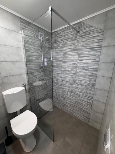 淋浴間, Baranja Luxury House in 卡拉納茨