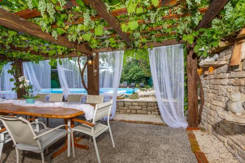 Balkons/terase, Residence Tomani with XXL pool in Krmed
