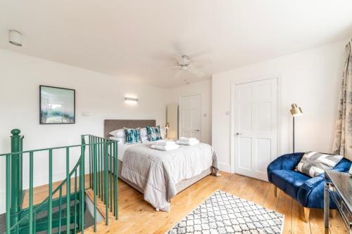 The Secret KENSINGTON Garden Mews-2 Bedroom FULL HOUSE-2 Train Lines- SPACIOUS-Kings Road- Harrods -Chelsea Stadium-PRIVATE small patio, London (photo 2)