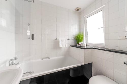 The Secret KENSINGTON Garden Mews-2 Bedroom FULL HOUSE-2 Train Lines- SPACIOUS-Kings Road- Harrods -Chelsea Stadium-PRIVATE small patio, London (photo 7)