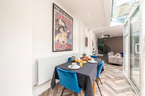 The Secret KENSINGTON Garden Mews-2 Bedroom FULL HOUSE-2 Train Lines- SPACIOUS-Kings Road- Harrods -Chelsea Stadium-PRIVATE small patio, London (photo 10)