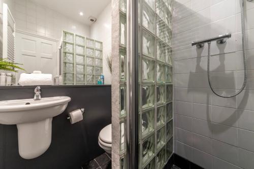 The Secret KENSINGTON Garden Mews-2 Bedroom FULL HOUSE-2 Train Lines- SPACIOUS-Kings Road- Harrods -Chelsea Stadium-PRIVATE small patio, London (photo 9)