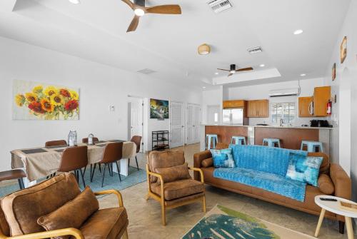 The Sunflower Villa In Grand Turk Turks & Caicos in Коберн-Таун