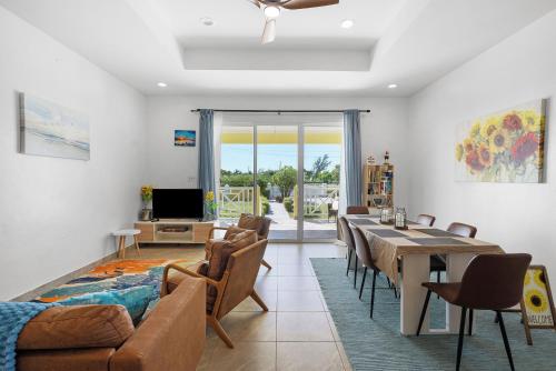 The Sunflower Villa In Grand Turk Turks & Caicos in Коберн-Таун