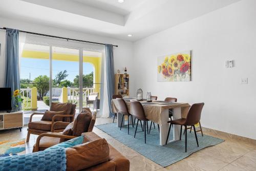 The Sunflower Villa In Grand Turk Turks & Caicos in Коберн-Таун