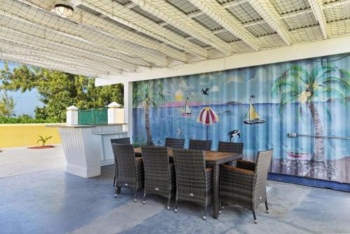 The Sunflower Villa In Grand Turk Turks & Caicos in Коберн-Таун